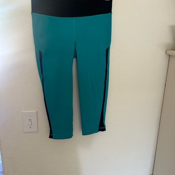 Lululemon Smooth Stride Crop Viridian
Green Pants Size 4 - Picture 2 of 9